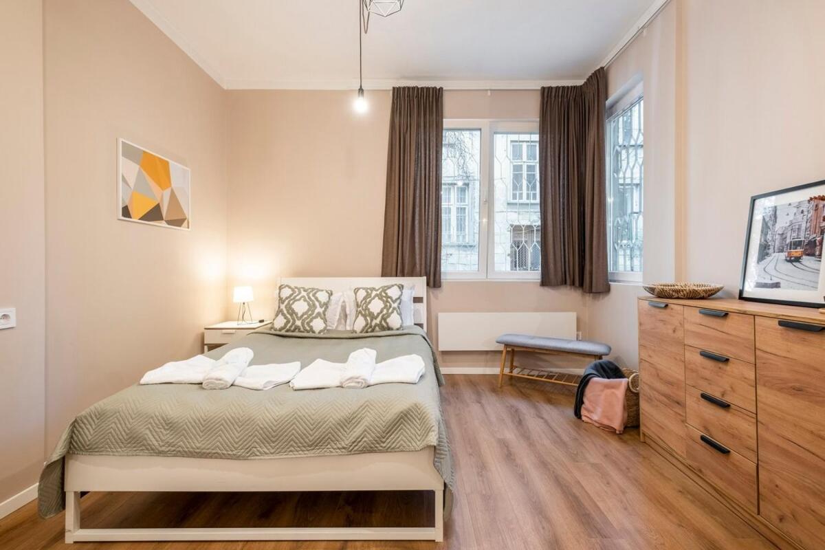 Top Centre 1 Bedroom Apt Next To Vitosha Blvd. София Екстериор снимка