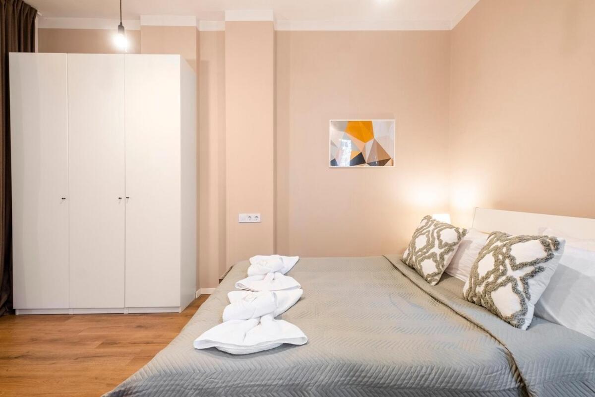 Top Centre 1 Bedroom Apt Next To Vitosha Blvd. София Екстериор снимка